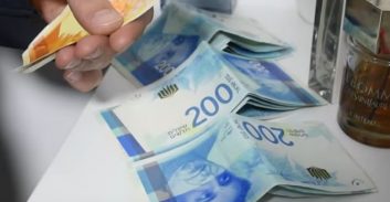 חקירה נגדית חשפה: סוכן סמוי מקבל משכורת חודשית לא מדווחת במזומן