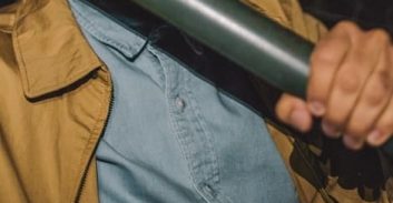 כתב אישום: שני אחים ארבו לעורך דין והיכו אותו באמצעות אלות