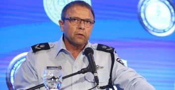 שופט דחה בקשת מח"ש למנוע עדות המפכ"ל במשפט של אלימות שוטרים