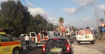 בדרך לאור יהודה: רוכב אופניים חשמליים נפגע ממערבל בטון ונהרג