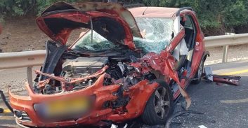 אישה נהרגה בכביש 232 בתאונה בין רכב לאוטובוס