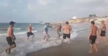 שלושה נאשמים בתקיפת קצין משטרה בכיר בחוף אשקלון