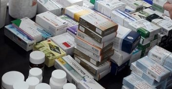 כתב אישום: רופא מהישוב עומר הבריח לחו"ל תרופות ב-700 אלף דולר