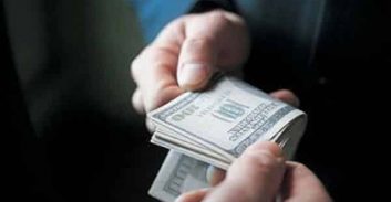 אישום: סחטו בכוח ובאיומים ופצעו אחר על רקע חוב כספי