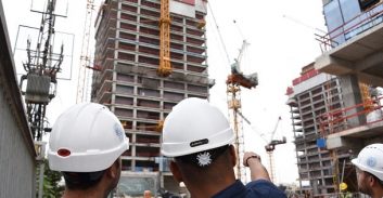 ארבעה אחים חשודים בזיוף רישיונות למנופאים באתרי בנייה