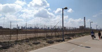 משרד הביטחון: הגדר סביב שדה דב תישאר עד שהליכי הפינוי יושלמו במלואם