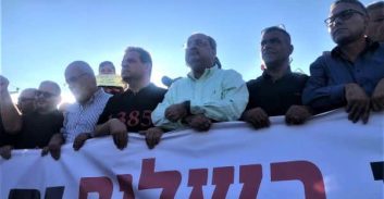 במקום הפגנות