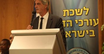 בזמן שבני העדה פוצצו כנס בלשכת עורכי הדין, השר ארדן והמפכ"ל חנכו יחידה לשוויון