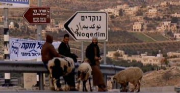 רכז הביטחון בנוקדים ועבריין הנחשד במעורבות בתיק רצח הואשמו בעבירות נשק