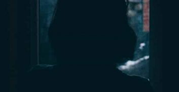 פיצוי של 2.5 מיליון לצעירה שתבעה את אמה והמאהב על אונס והתעללות מינית