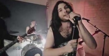 שנה מאסר לזמר רוק שתקף עם אגרופן ואקונומיקה זמר אחר