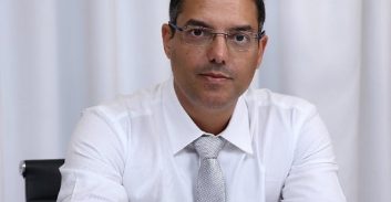 אישום: בכיר ברשות המיסים לשעבר סייע בהעברת 3.3 מיליון שקל מישראל לארה"ב