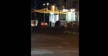 כמו סצינה מסרט פשע: רעולי פנים מרססים בכדורים חנות ממתקים בסכנין