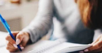 כתב אישום: המזכירה גנבה ממעסיקה העורך דין 112 אלף שקל