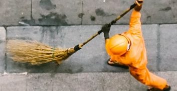 מנקה רחובות שפוטר תובע כ-70 אלף שקל מעיריית תל אביב וחברת הניקיון הקבלנית