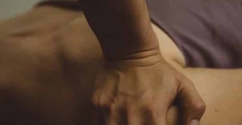 אישום: מעסה ביצע עבירות מין בנער בן 16 במהלך טיפול