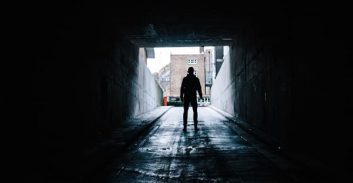 כתב אישום: שומר באתר בנייה ביצע עבירות מין בקטינים וקטינות