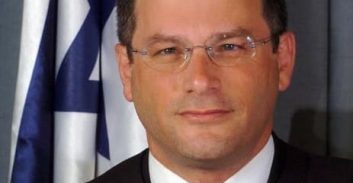 העוזרת המשפטית של השופט תפסה טרמפ עם אלון חסן