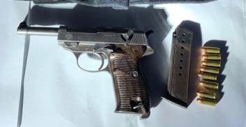 כתב אישום נגד עבריינים שנתפסו עם אקדח שעליו סמל גרמניה הנאצית