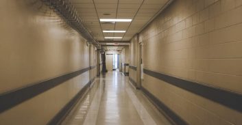 עבודות שירות לגברים מרמלה שתקפו שני אחים ו"שלחו אותם לבית חולים" 