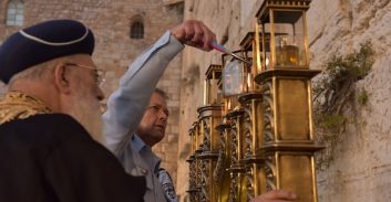 מ"מ המפכ"ל הדליק נר שלישי בכותל המערבי