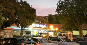 חשד להצתת עסק בכפר סבא ויריות לעבר בעליו