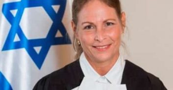 שופטת מחוזית בשיחת נפש עם הורים שכולים שבתם נהרגה בתאונת דרכים