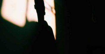 פסיכותרפיסט מקרית אתא מואשם בביצוע מעשים מגונים בקטין בו טיפל