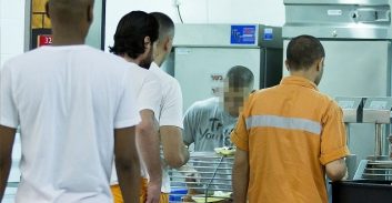 אושרה תובענה ייצוגית של אסירים נגד זכיינית הקנטינות על הפקעת מחירים