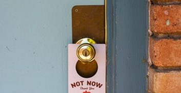 עבודות שירות לצעיר ששבר חפצים והיכה קב"ט במלון באילת