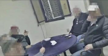 שודד דירת הימורים הורשע ברצח למרות שלא דקר את הקורבן