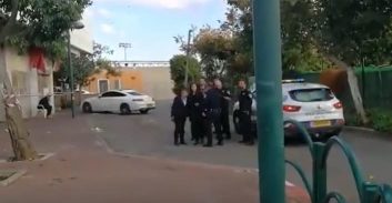 כתב אישום: דקרו ותקפו גבר בבית קפה בכפר סבא