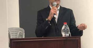 על הבמה עם השופט מנחם מזרחי