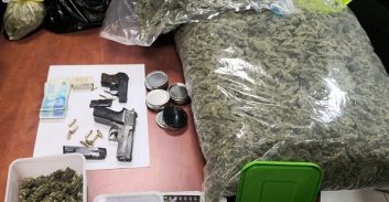 כתב אישום: 15 קילוגרם קנאביס ושני אקדחים במתחם קרוואנים