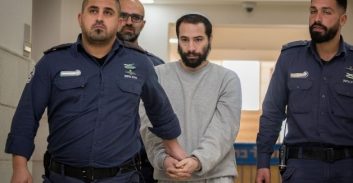 כתב אישום: שכן רצח את קב"ט משמר בתי המשפט עמוס סער בגלל הכלבה