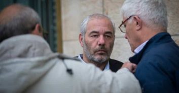 אחרי חמש שנות שתיקה: רונאל פישר צפוי להעיד כעד הגנה של יאיר ביטון