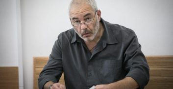 עד תביעה נגד רונאל פישר עתר לבג"צ נגד מימון הסנגוריה הציבורית