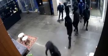 צפו בסרטון: תעלומת רעולי הפנים במגדל היוקרה בבת ים