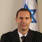 מאחורי הקלעים של אולמות המעצרים