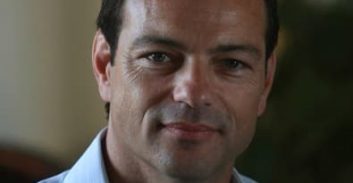 אישום: התחזה לשחקן אקי אבני וניסה לקבל כספים מהספר שלו