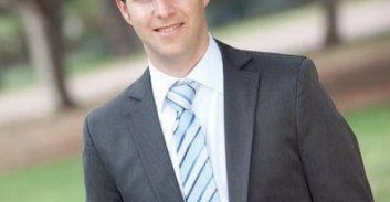 עו"ד גיא לפבר על חוזים מסחריים ודיני תאגידים