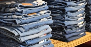 כתב אישום: פרץ לחנות בגדים וגנב ג'ינסים בשווי 80 אלף שקל