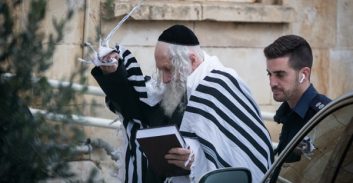 לאחר פשיטת החסידים: בוטל מעצר הבית של הרב ברלנד בזכרון יעקב