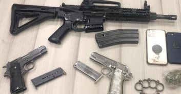 שני צעירים מערוער בנגב נאשמים בנשיאת שני אקדחים ו-M16