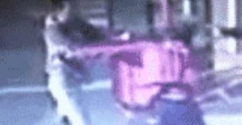 אם שני הצדדים היכו, למה רק אחד מהם נאשם בתקיפה?