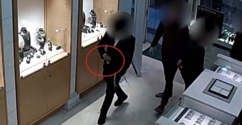 צפו בסרטון: נאשם שהתחפש לחרדי ושדד חנות שעוני יוקרה ברעננה