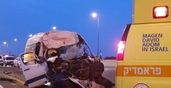 הרוג ו-10 פצועים בתאונה בין מיניבוס למשאית בצומת קסטינה