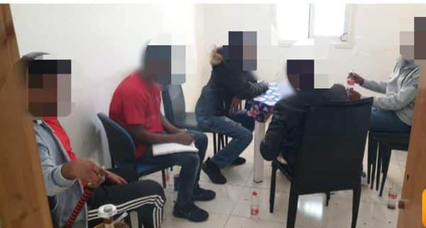 פוסטה והבידוד: משחקי קלפים ועישוני נרגילות