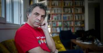 הסופר אתגר קרת ושירה גפן העידו לטובת שכנם שמכר גראס לידוענים