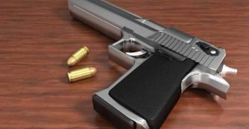 אישום: שלושה מוכרים למשטרה נתפסו בפרדס עם אקדח טעון ברכב